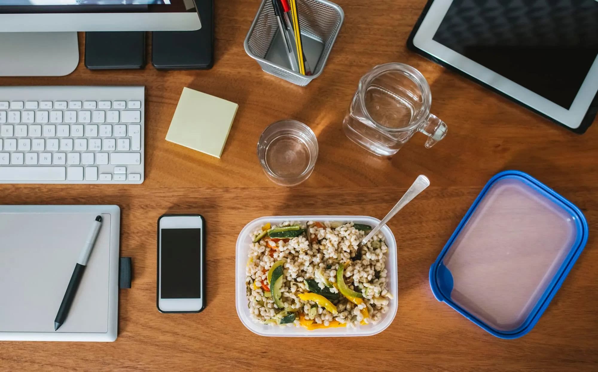 Almuerzo frío con cereal y verduras junto a un puesto de trabajo