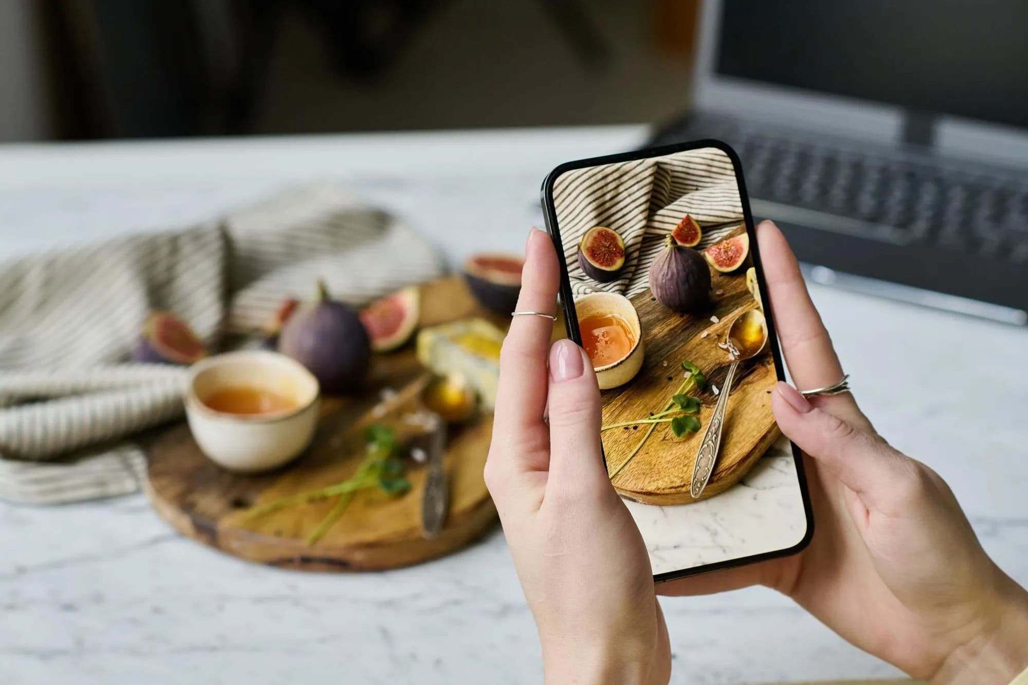 iPhone отображает рецепт из Instagram рядом с сохраненной карточкой рецептов и недельным планом питания.
