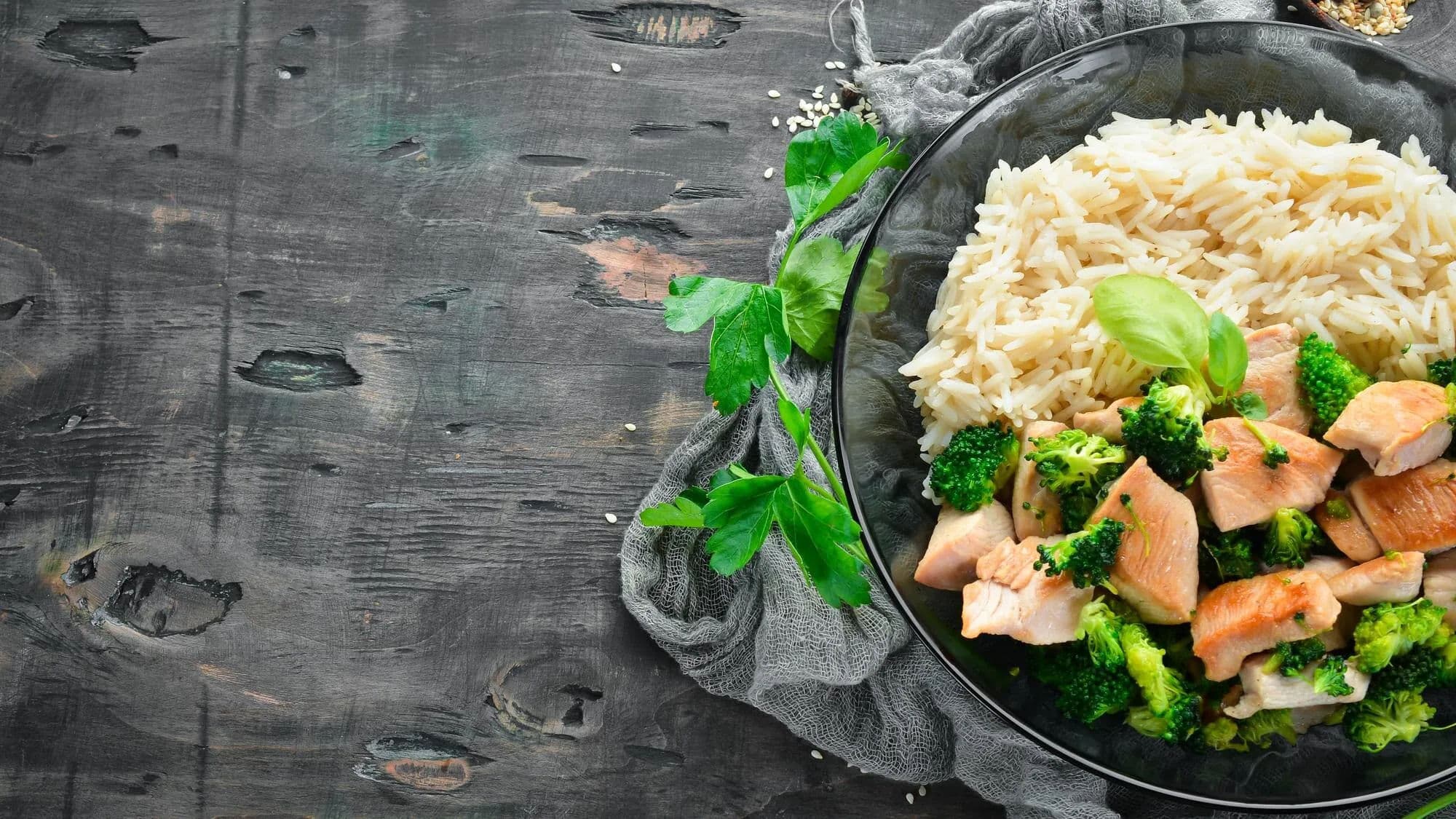 Готовые курица, рис и брокколи в тарелке для ужина