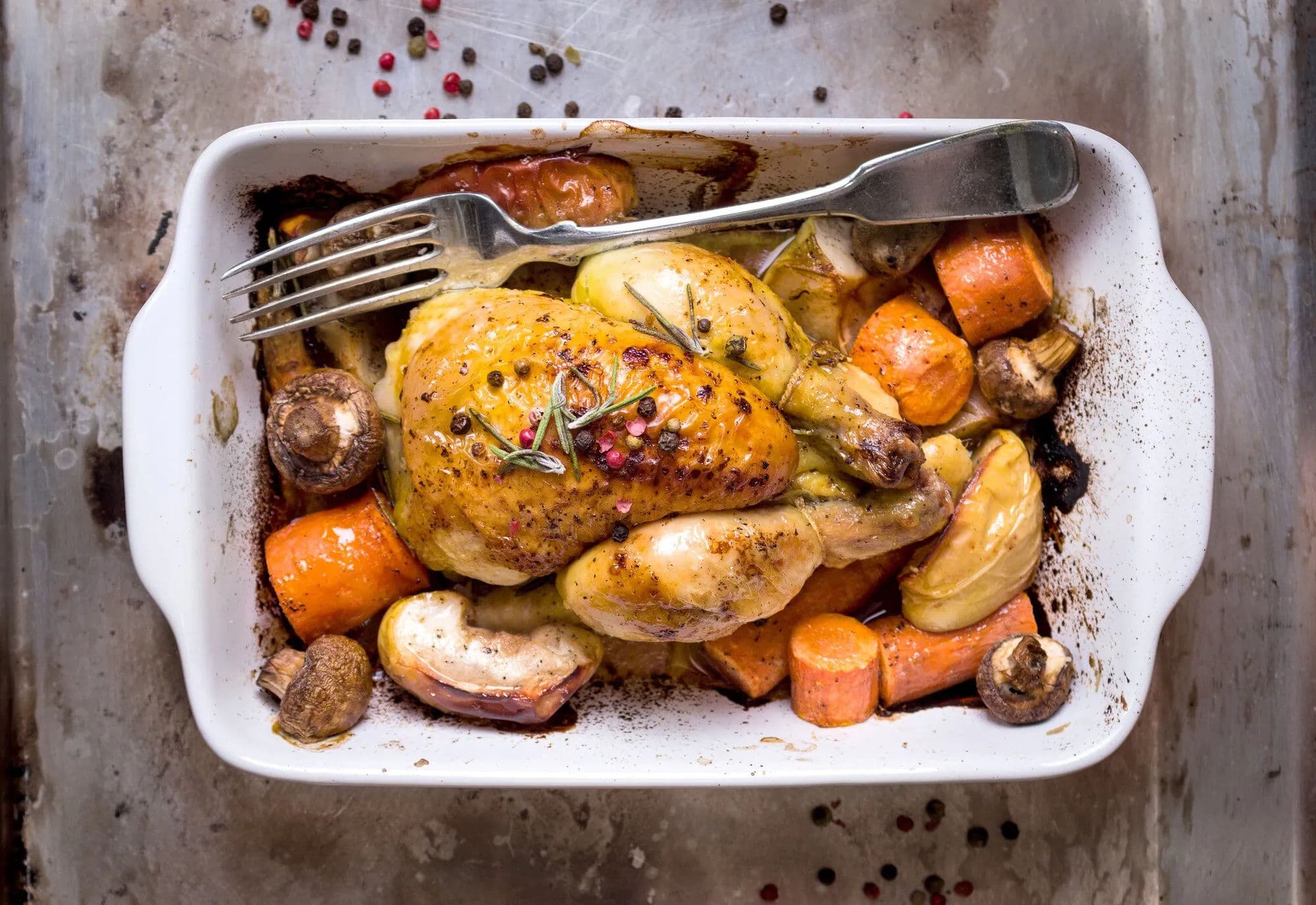 Frango assado com legumes pronto para virar novas refeições