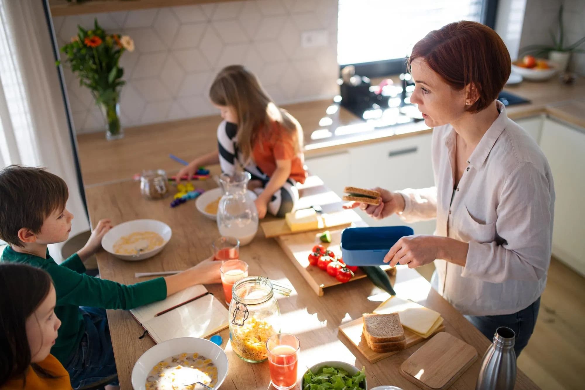Una famiglia assembla colazioni semplici durante una mattina impegnata