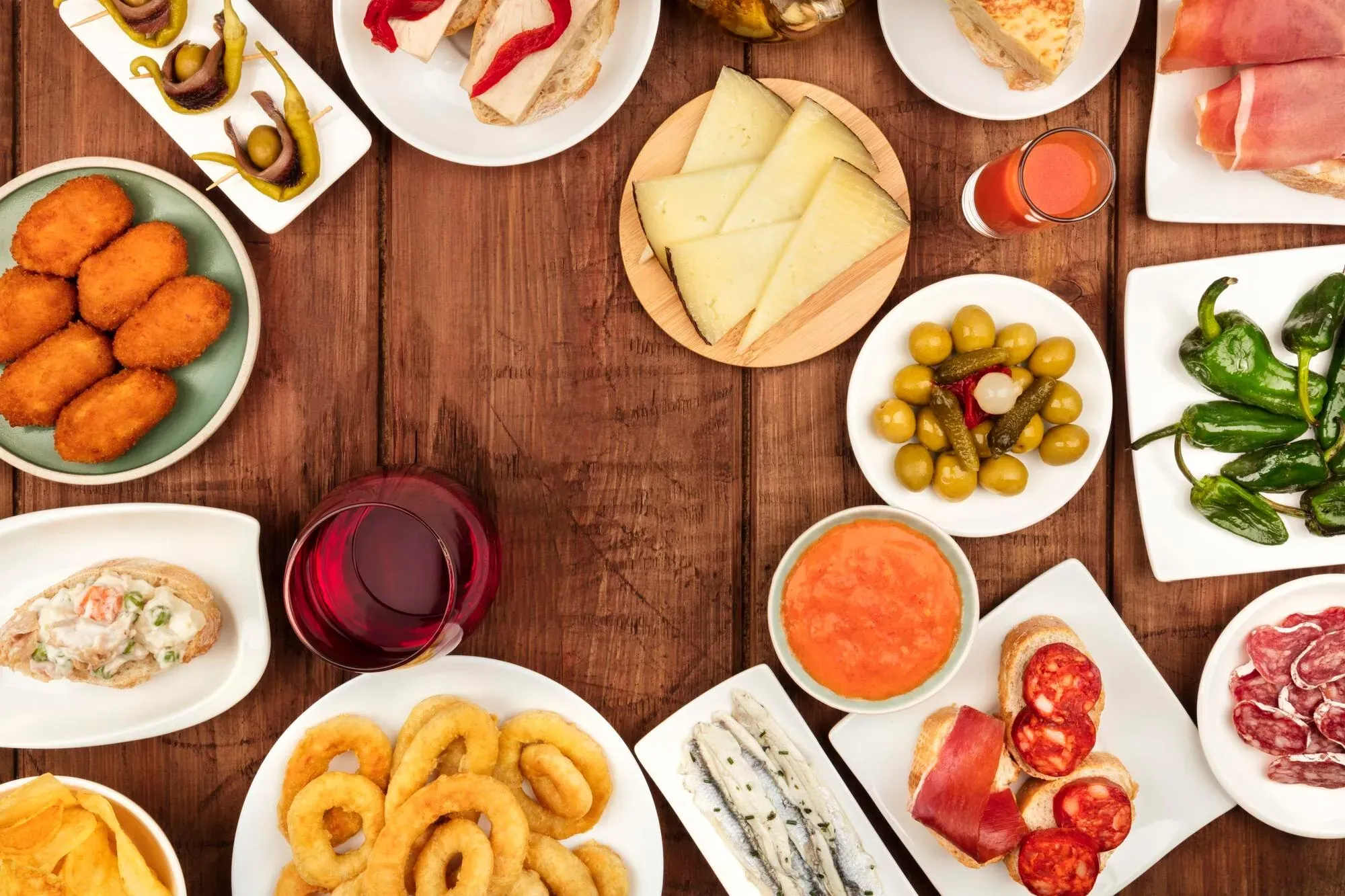 Tavola di tapas spagnole con vino vista dall'alto